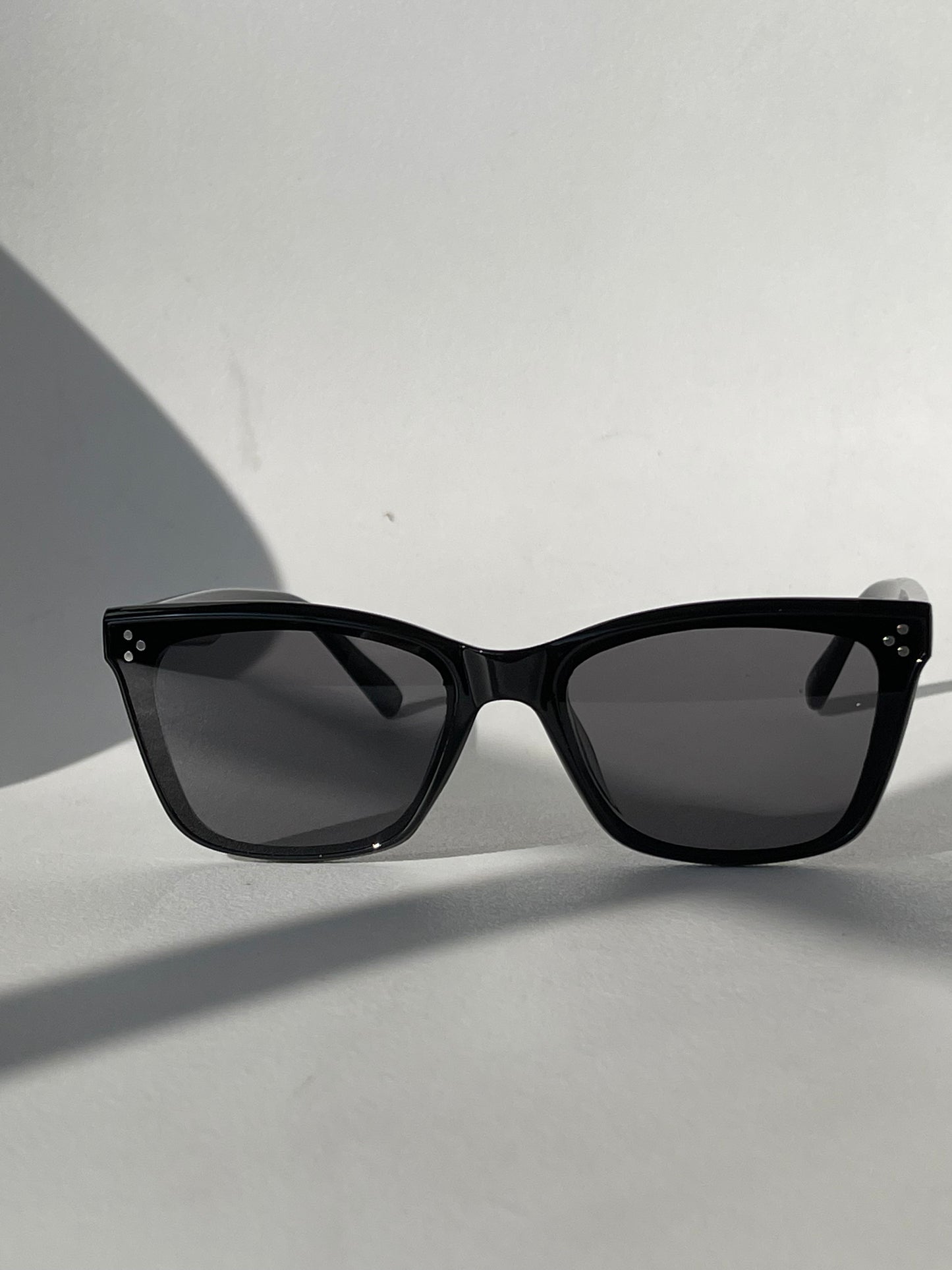 Tangi Triple Stud Classic Sunglasses In Black