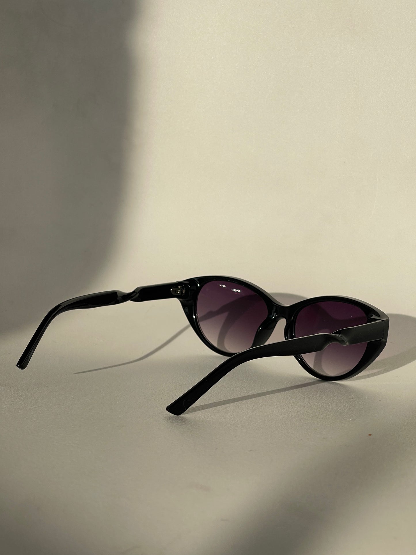 Sherry Twisted Retro Sunglasses In Hombre Black