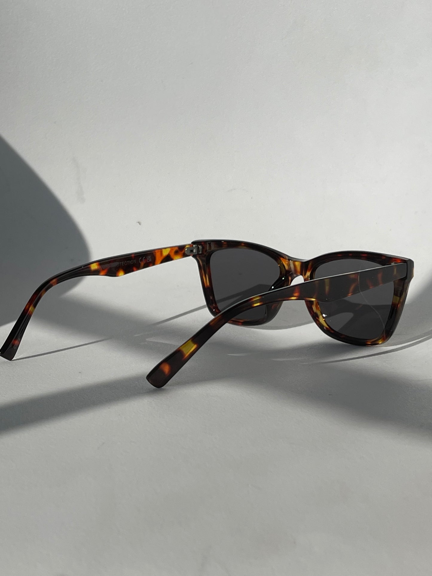 Tangi Triple Stud Classic Sunglasses In Tortoise