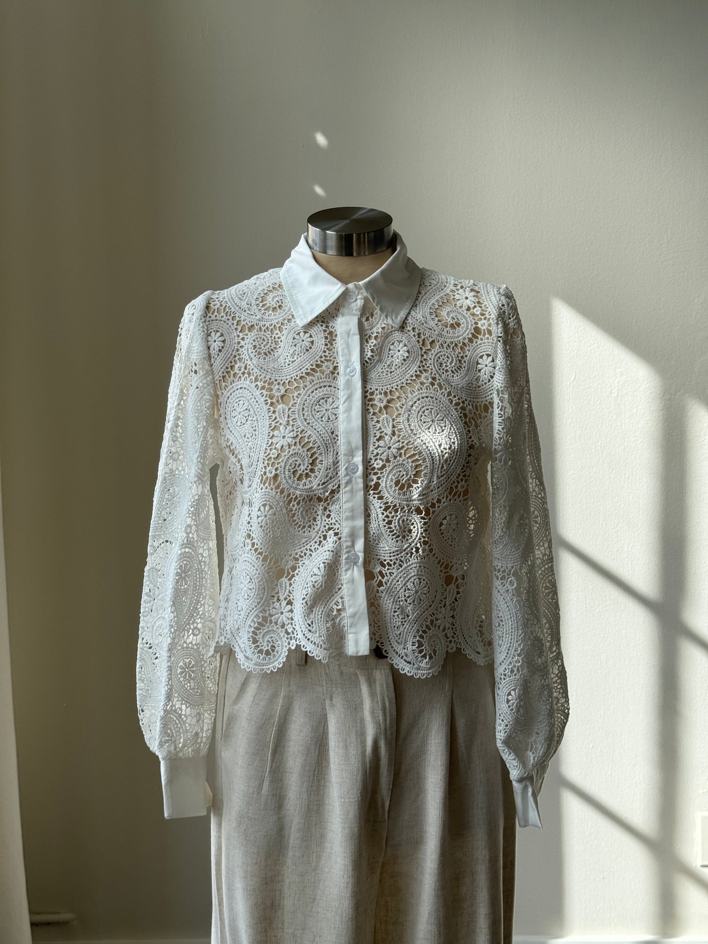 Presley Cotton Crochet Paisley Balloon Sleeve Cropped Button Down In White