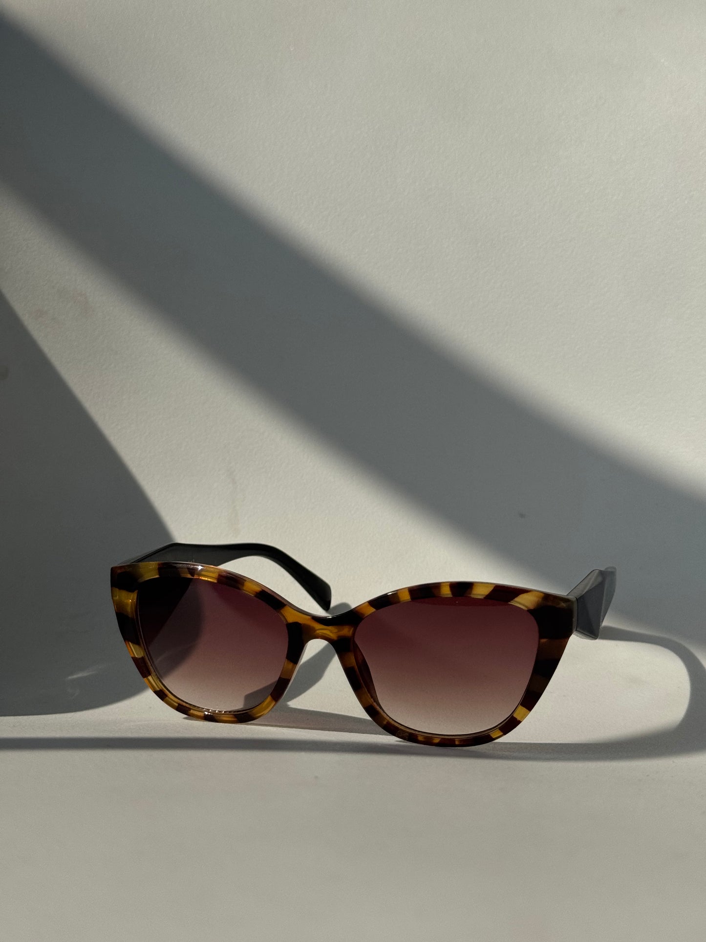 Abby Classic Cat Eye Sunglasses In Two Tone Black Tortoise