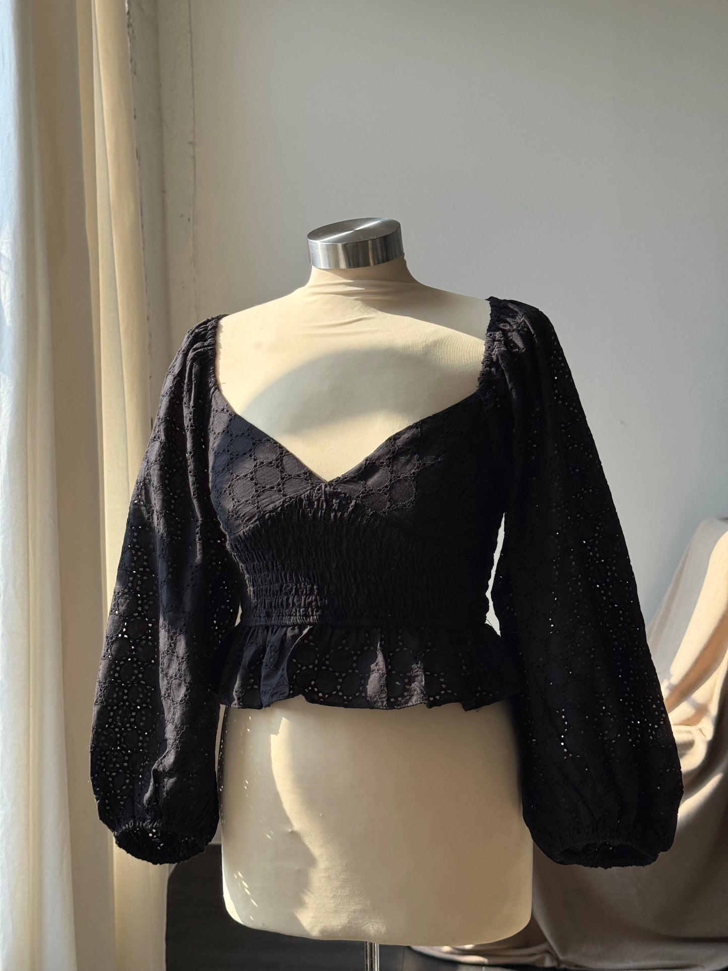 Carmen Cotton Eyelet Balloon Sleeve Crop Top In Black