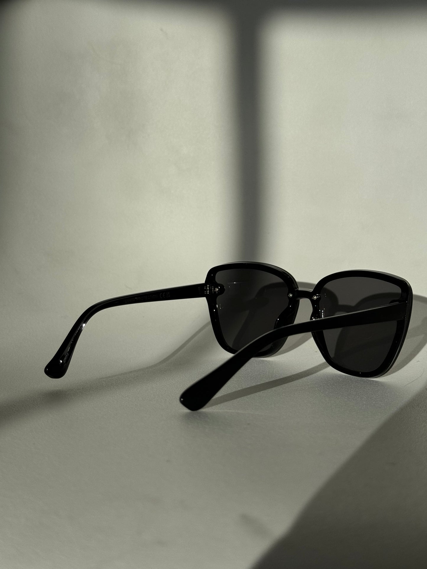 Cherie 70s Style Sunglasses In Black