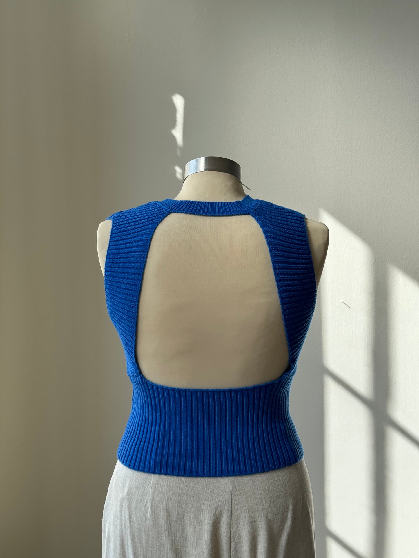 Chelsea Open Back Cropped Sweater Vest In Electric Blue