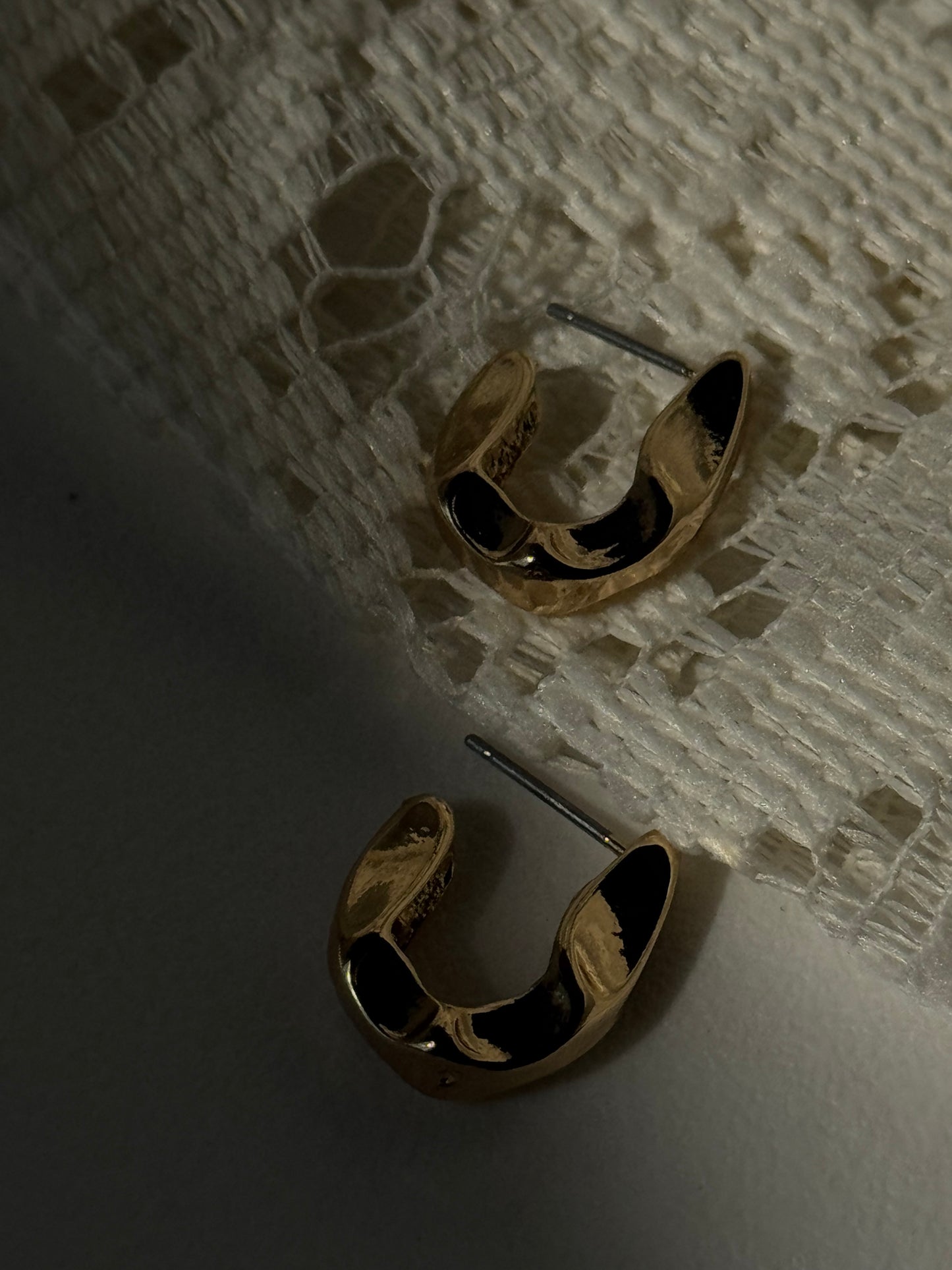 Oscar Organic Crum Hug Hoop Earring In Gold