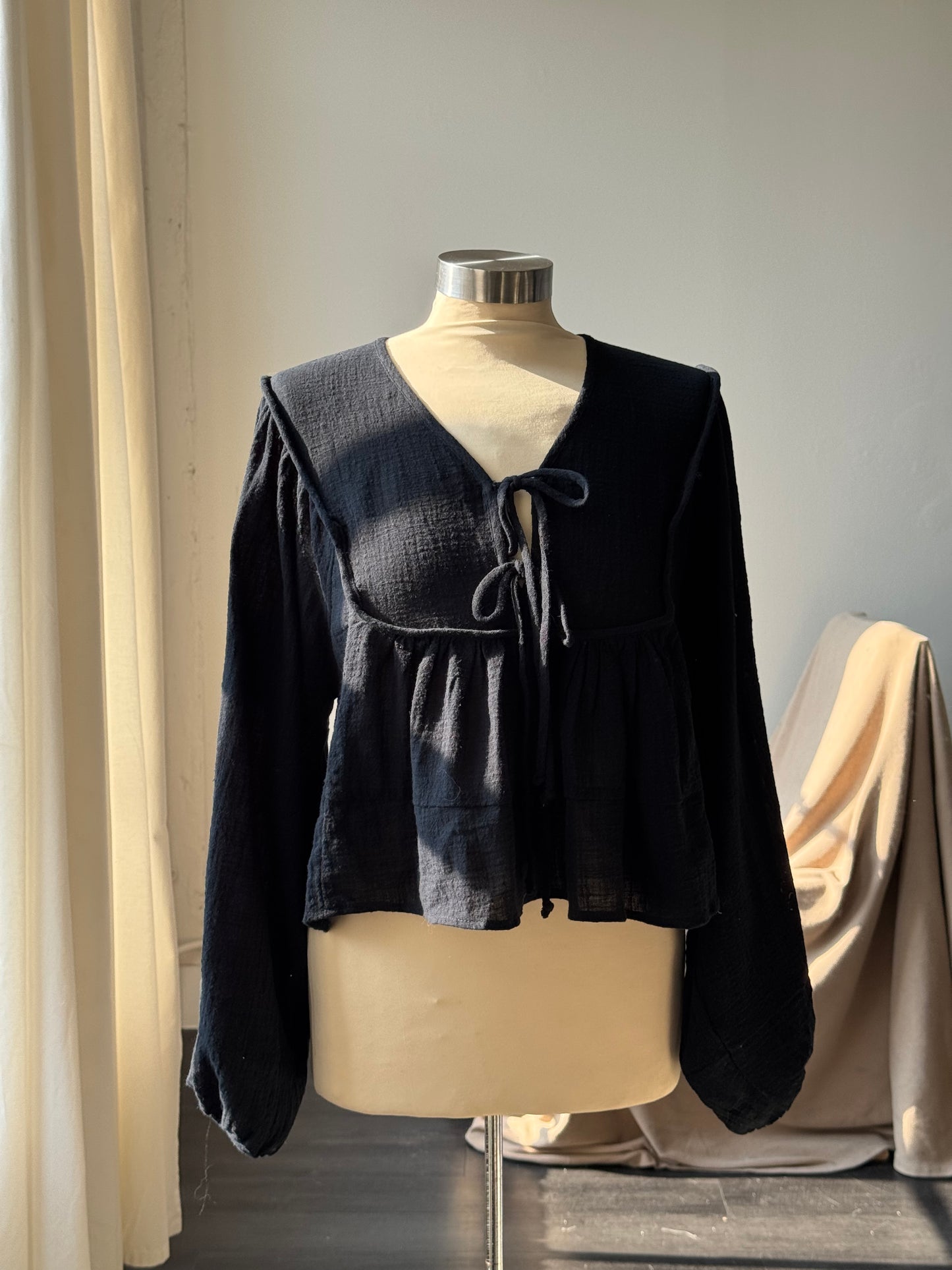 Jada Cotton Tie Front Balloon Sleeve Top In Black