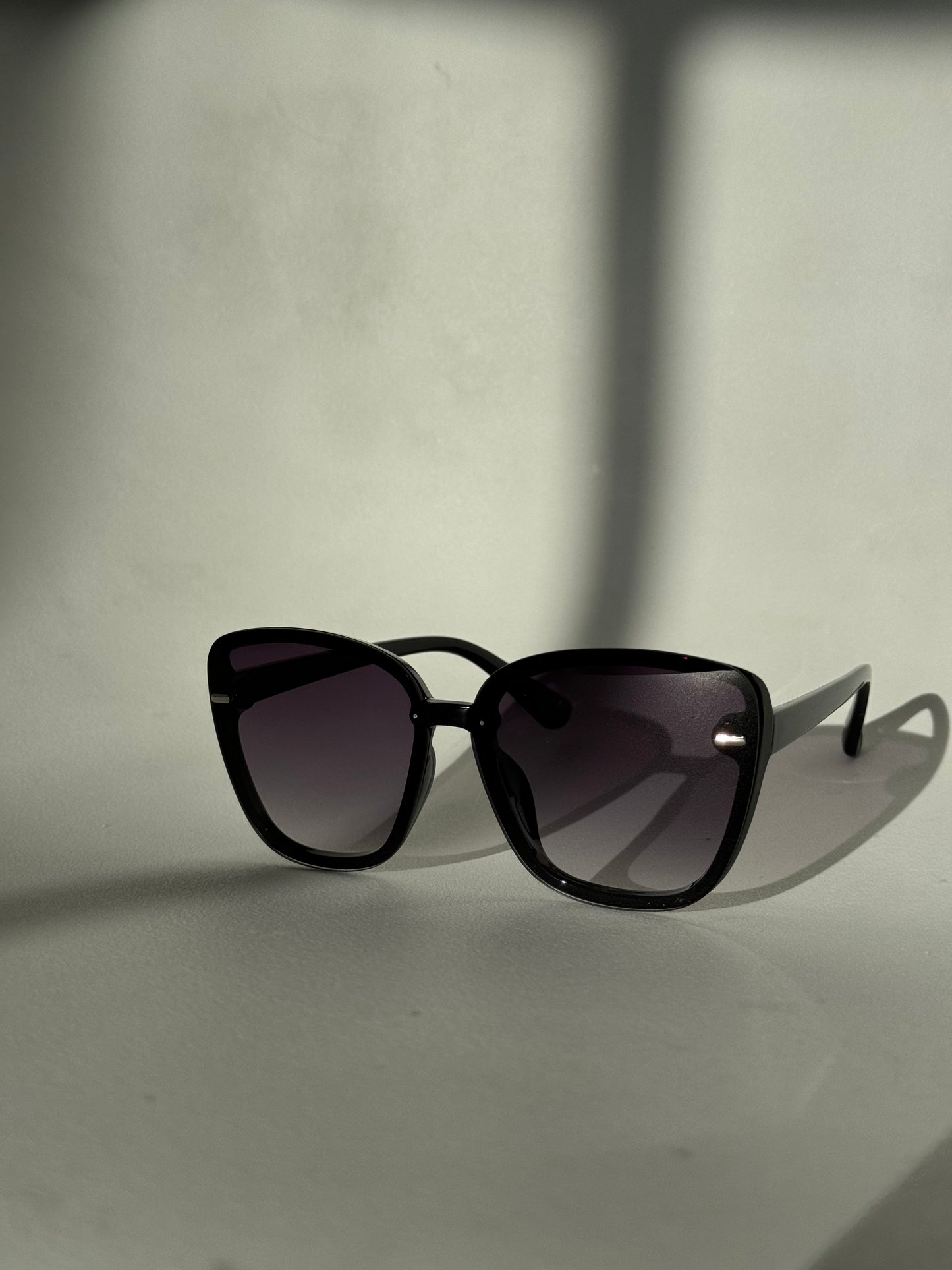 Cherie 70s style Sunglasses In Black Hombre
