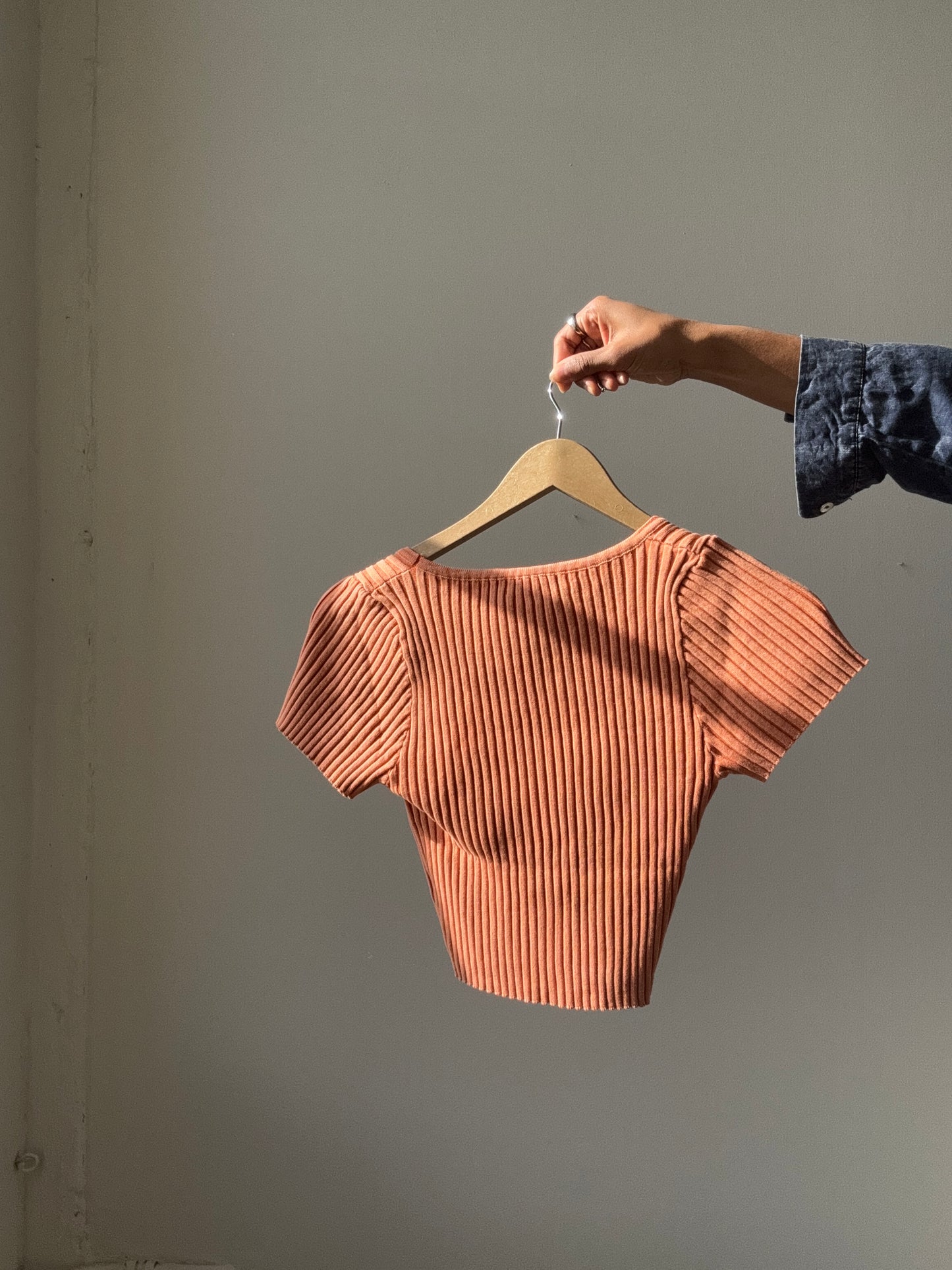 Nancy Cotton Ribbed Scoop Neck Cropped Baby Tee In Tangerine