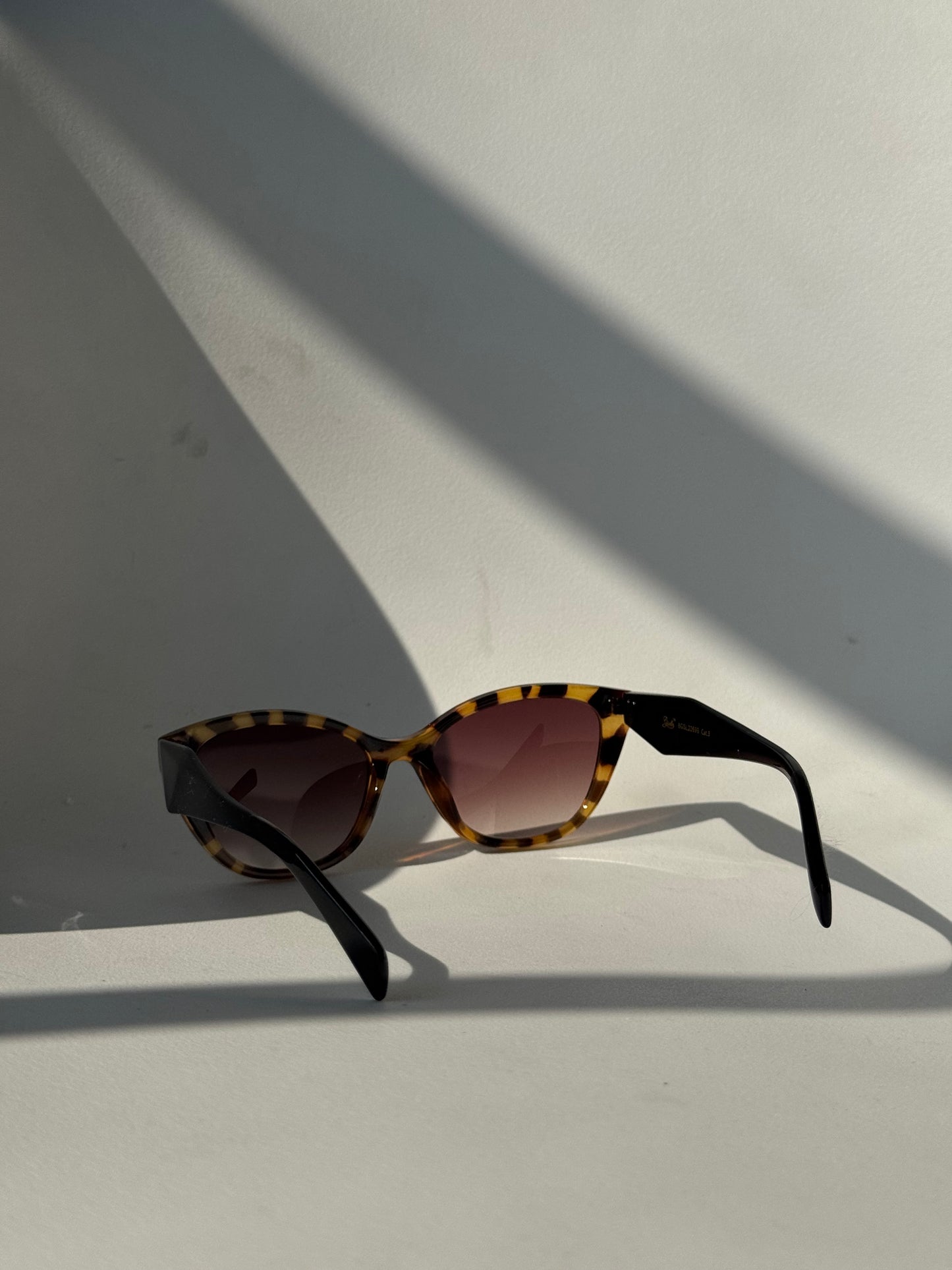Abby Classic Cat Eye Sunglasses In Two Tone Black Tortoise