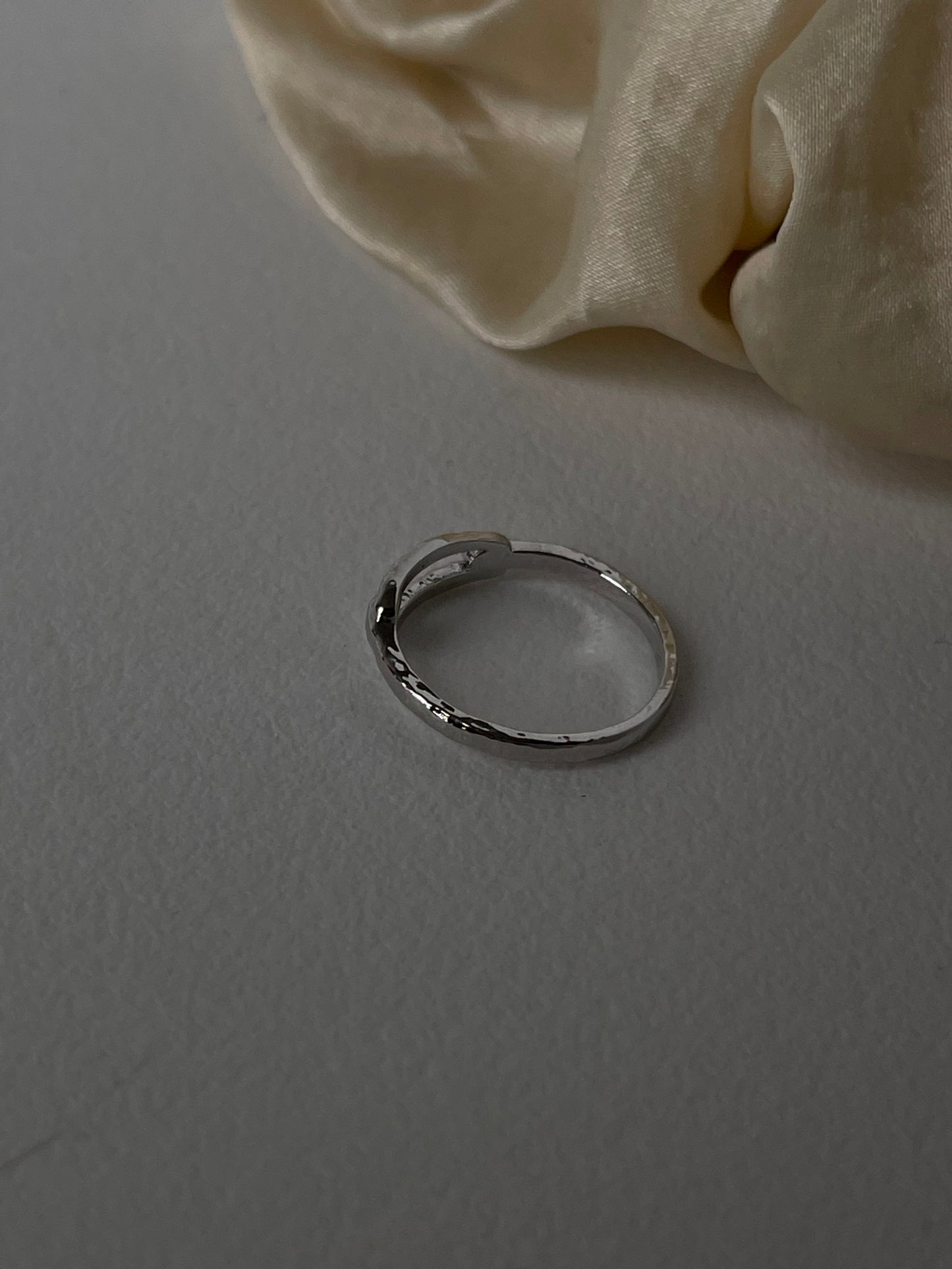 Sydney Artisan Hammered Single Link Band Ring In Silver