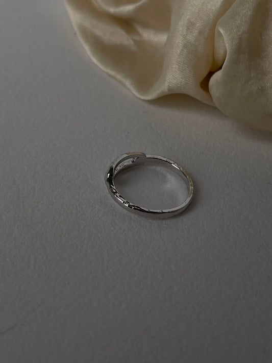 Sydney Artisan Hammered Single Link Band Ring In Silver