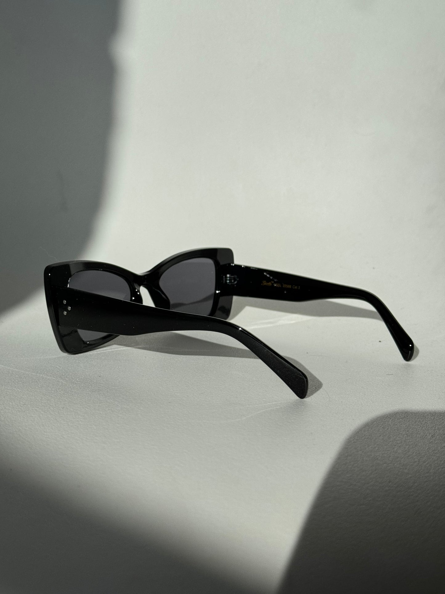 Merrill Classic 60s Style Sunglasses In Black