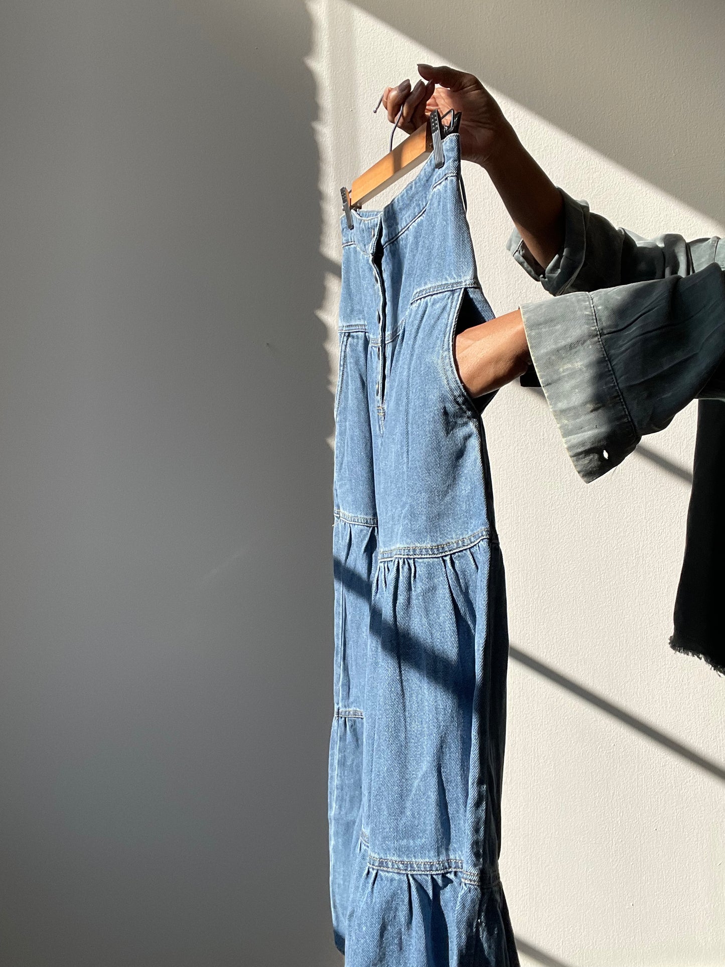 Bonnie Tiered Button Front Hidden Pockets Denim Maxi Skirt In Indigo