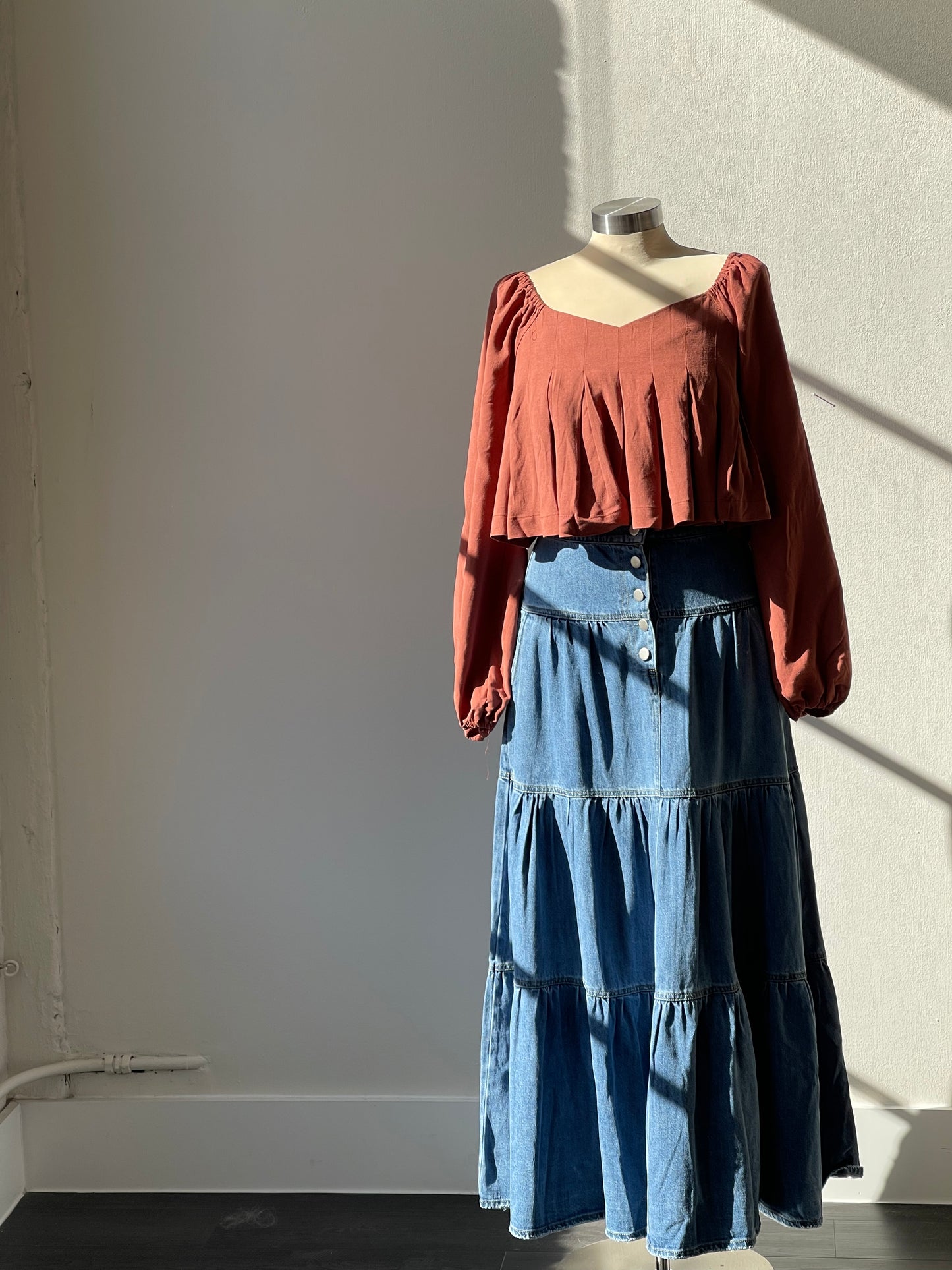Bonnie Tiered Button Front Hidden Pockets Denim Maxi Skirt In Indigo