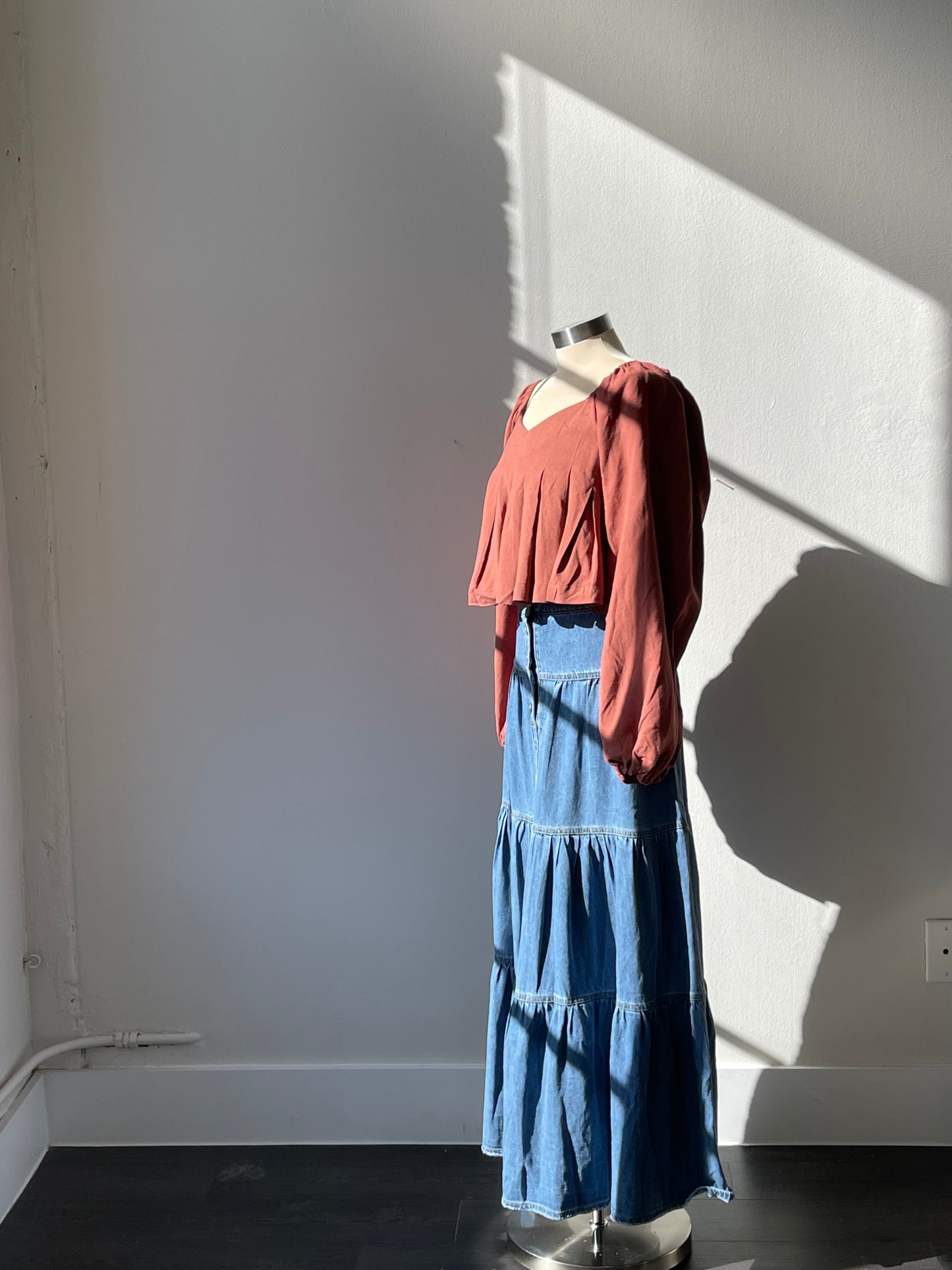 Bonnie Tiered Button Front Hidden Pockets Denim Maxi Skirt In Indigo