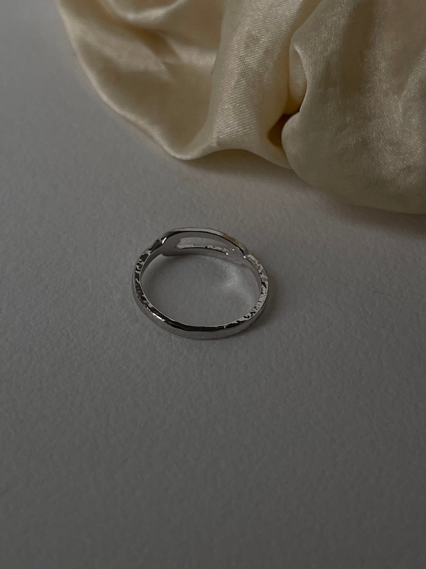 Sydney Artisan Hammered Single Link Band Ring In Silver