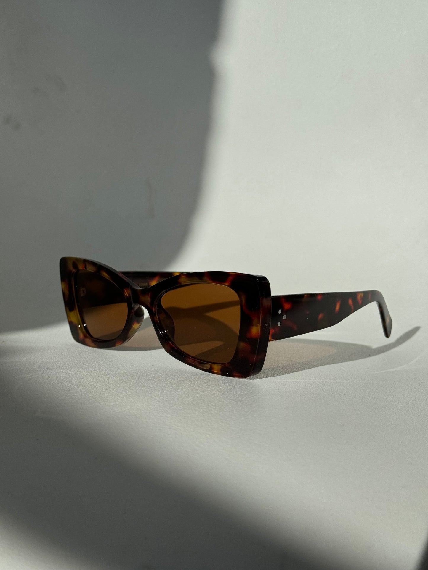 Merrill Classic 60s Style Sunglasses In Tortoise