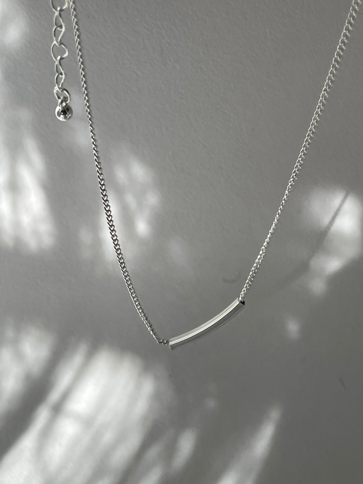 Kim Curved Bar Mini Necklace In Silver