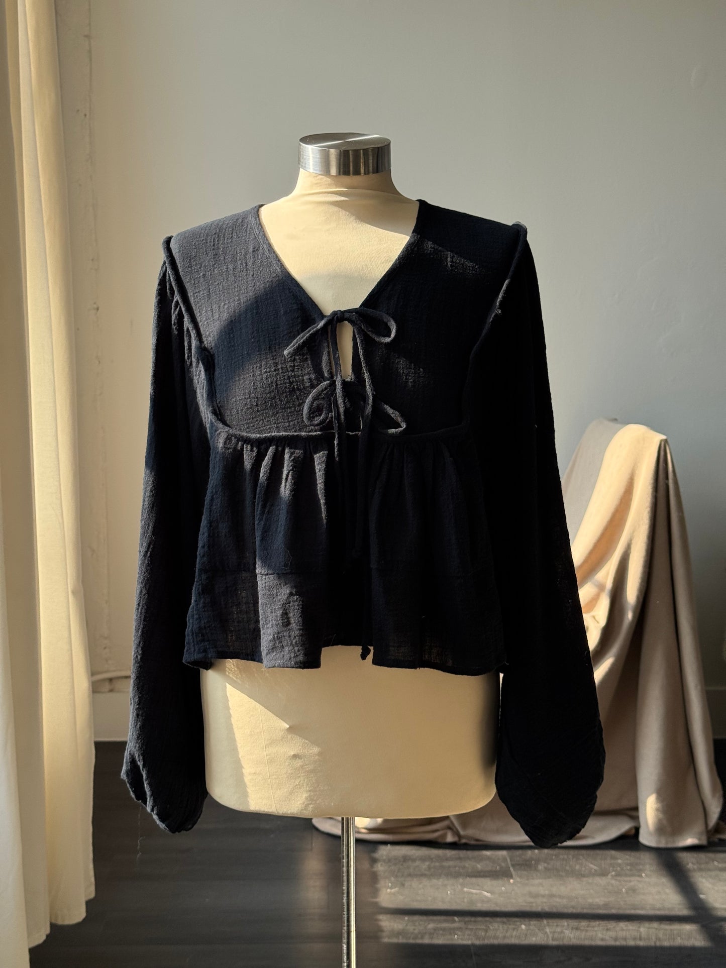 Jada Cotton Tie Front Balloon Sleeve Top In Black
