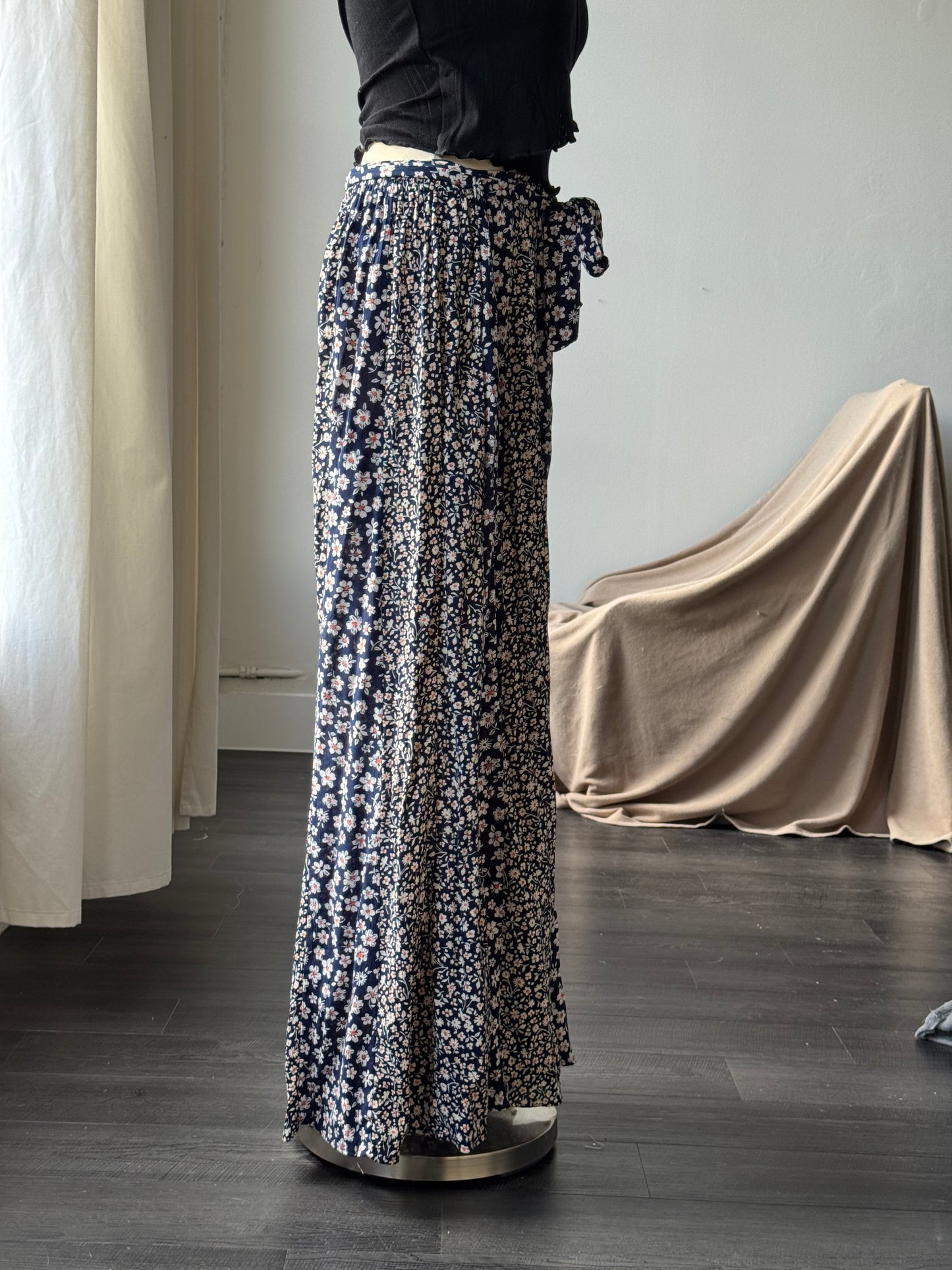Hailey Tie Front Floral Pants In Navy