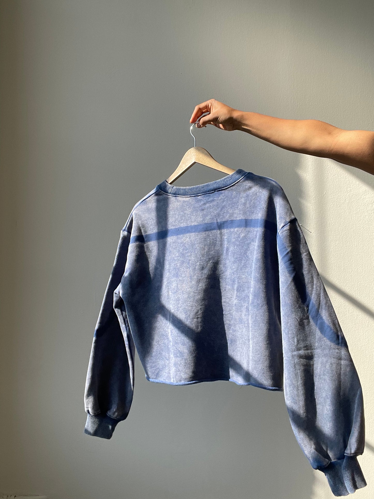 Jacqueline Cotton Artisan Wave Cropped Sweater In Denim