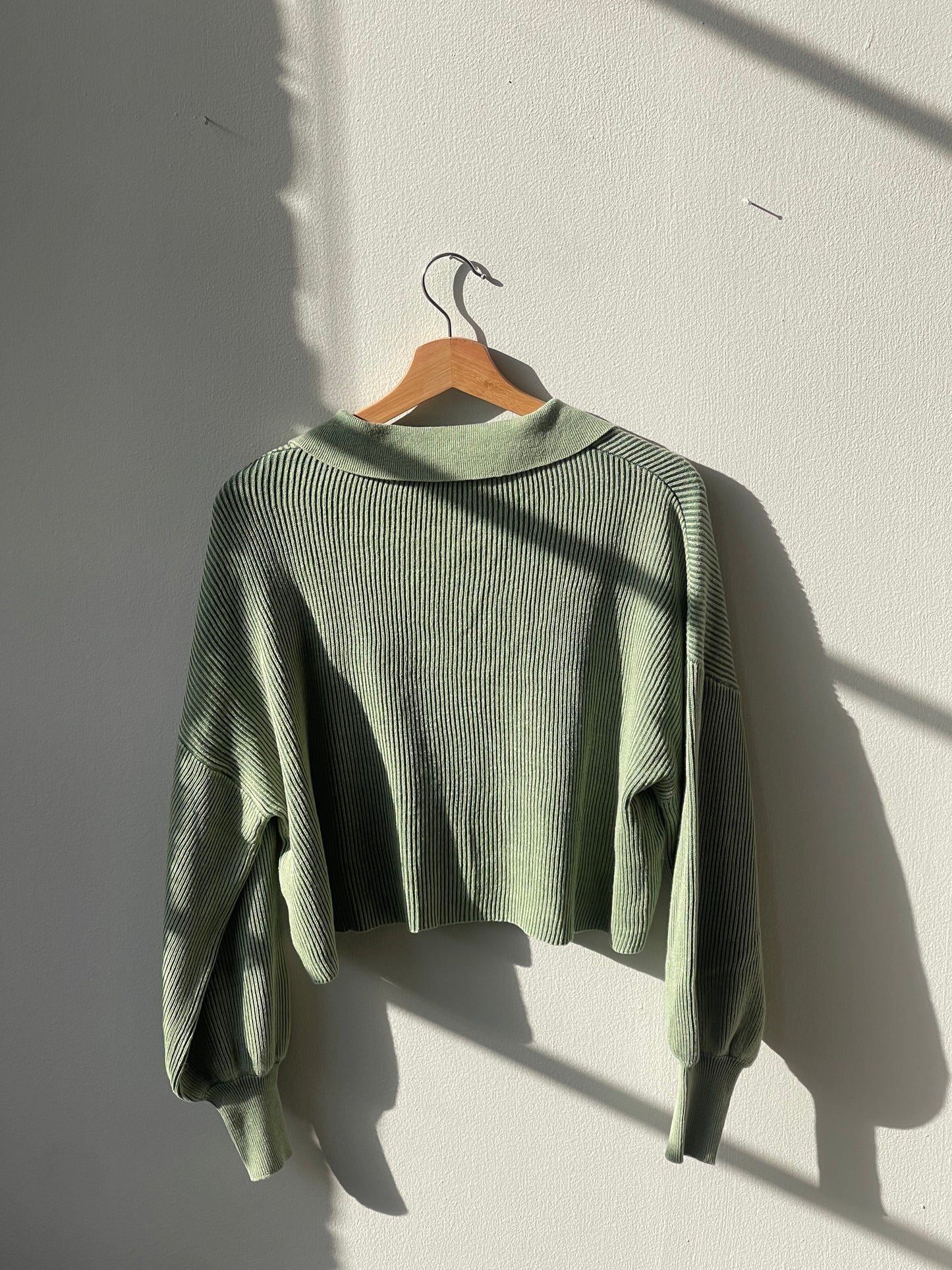 Tori Cotton Balloon Sleeve Crop Lightweight Sweater In Vintage Green