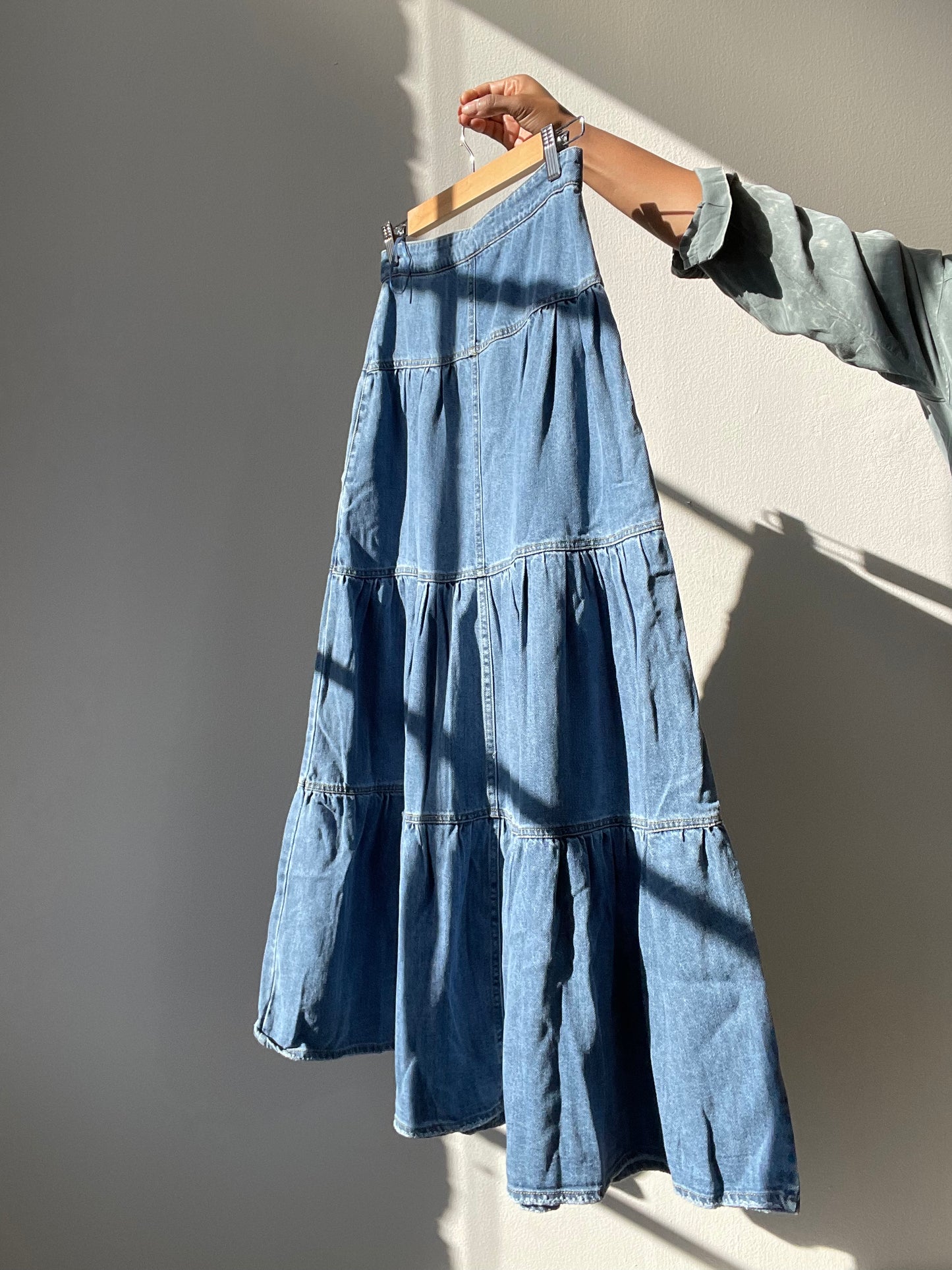 Bonnie Tiered Button Front Hidden Pockets Denim Maxi Skirt In Indigo