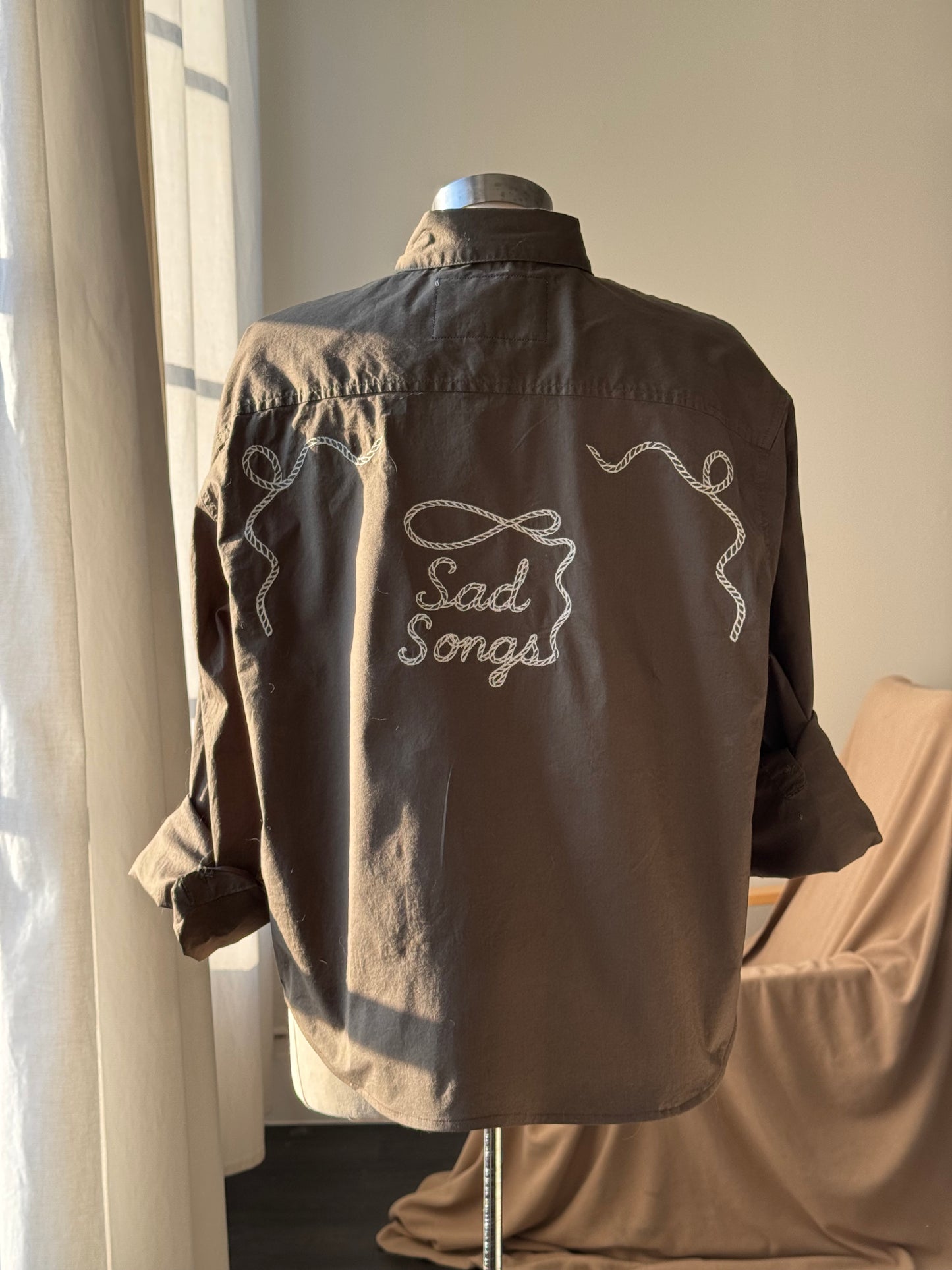 The Lawrence Handcrafted Sad Songs Cropped Button Down Long Sleeve In Army Olive Brown
