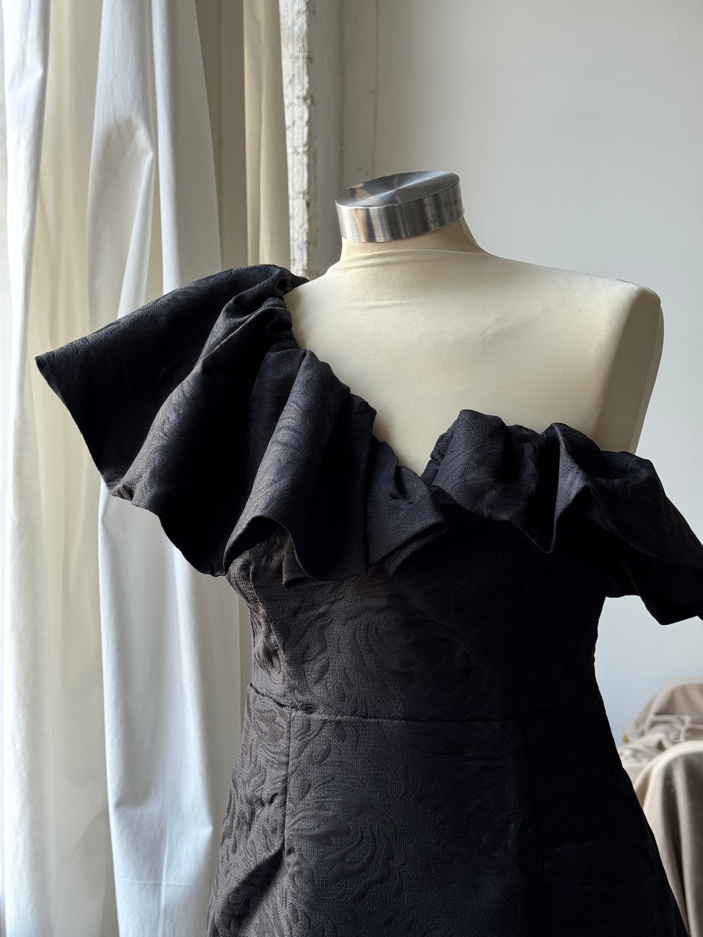 Savanna Cold Shoulder Ruffle Dress In Black