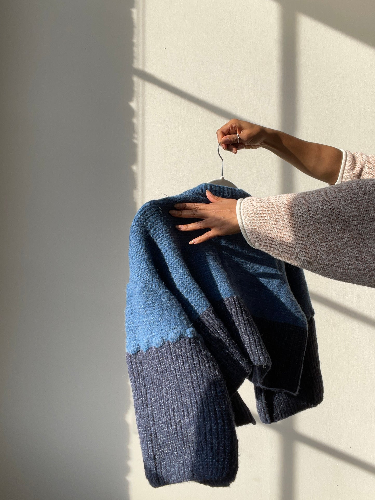 Susie Cropped Open Front Two Tone Knit Sweater In Midnight Blue