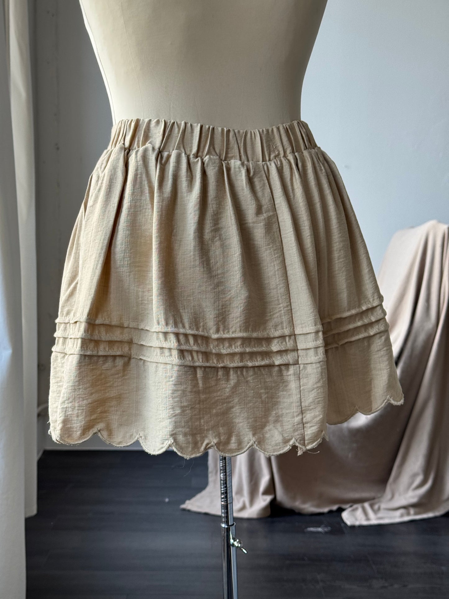 Ginny Cotton Pleated & Scallop Skirt In Taupe
