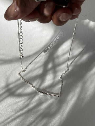 Kim Curved Bar Mini Necklace In Silver