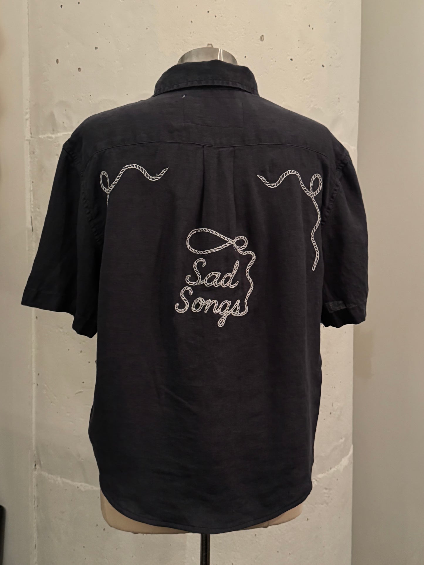 Judy Handcrafted Sad Songs Cropped Linen Button Down Short Sleeve In Vintage Navy
