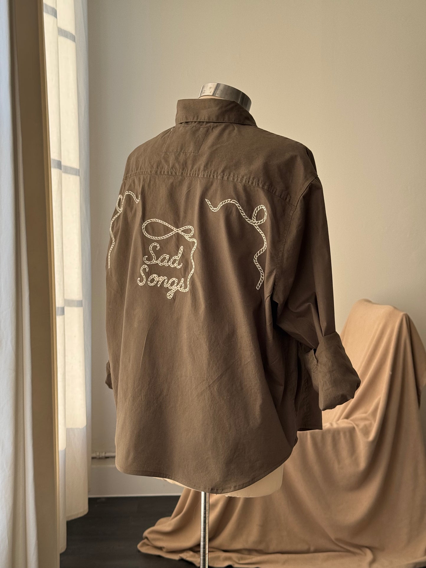 The Lawrence Handcrafted Sad Songs Cropped Button Down Long Sleeve In Army Olive Brown