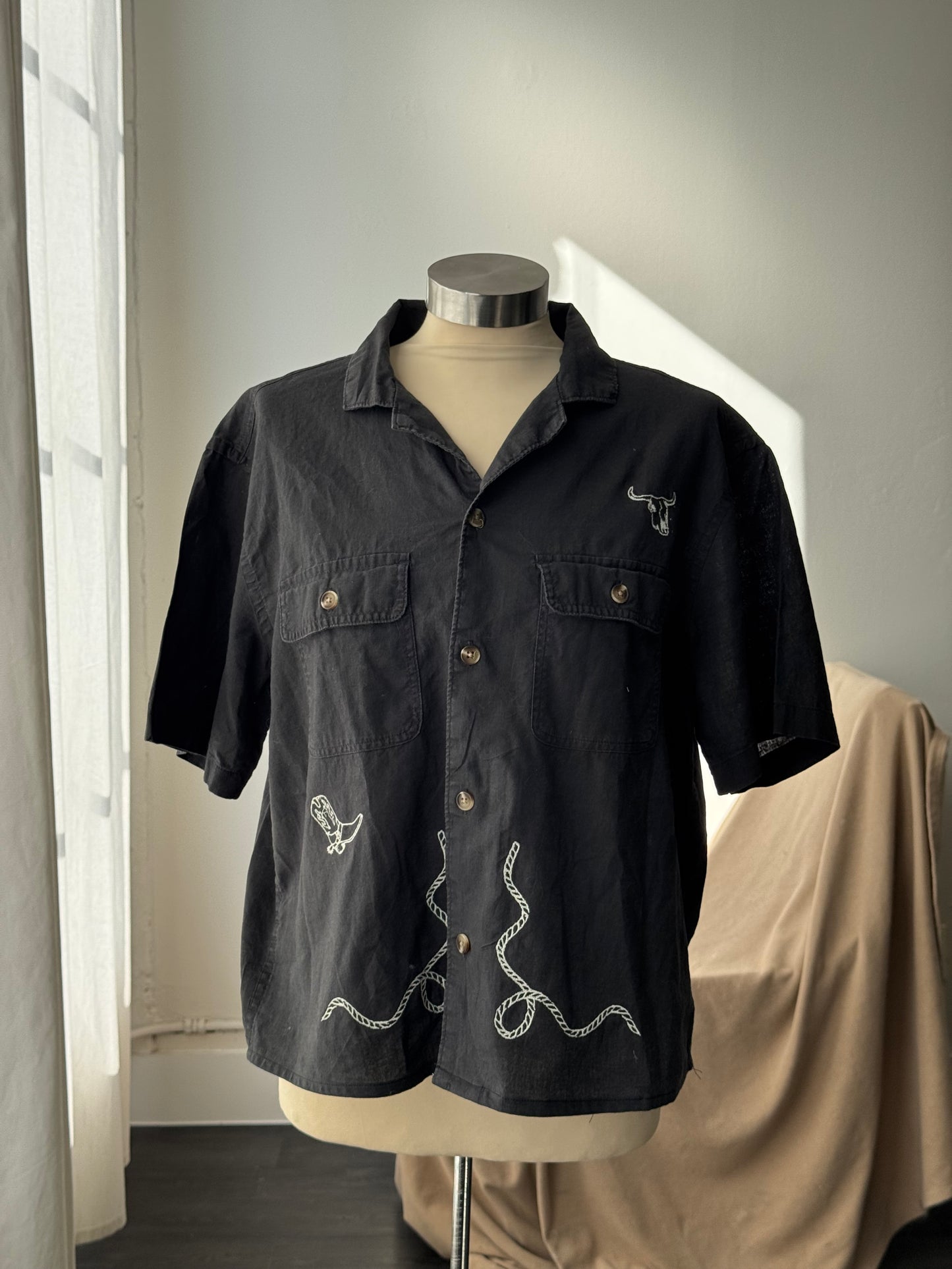 Judy Handcrafted Sad Songs Linen Cropped Button Down Short Sleeve In Vintage Black