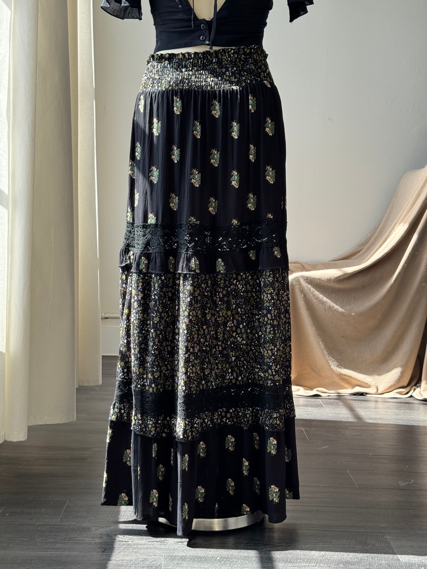 Teagan Hidden Pocket Tiered Floral Maxi Skirt In Forest Black