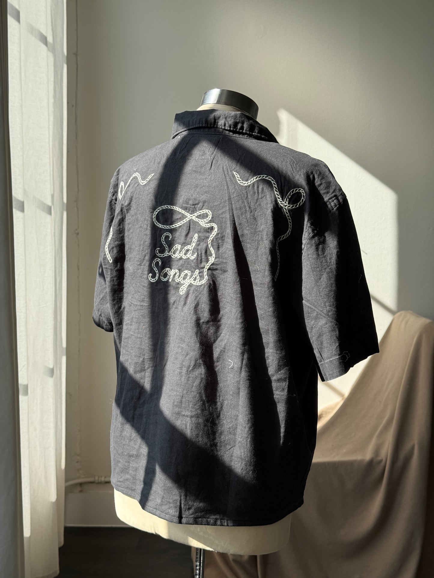 Judy Handcrafted Sad Songs Linen Cropped Button Down Short Sleeve In Vintage Black
