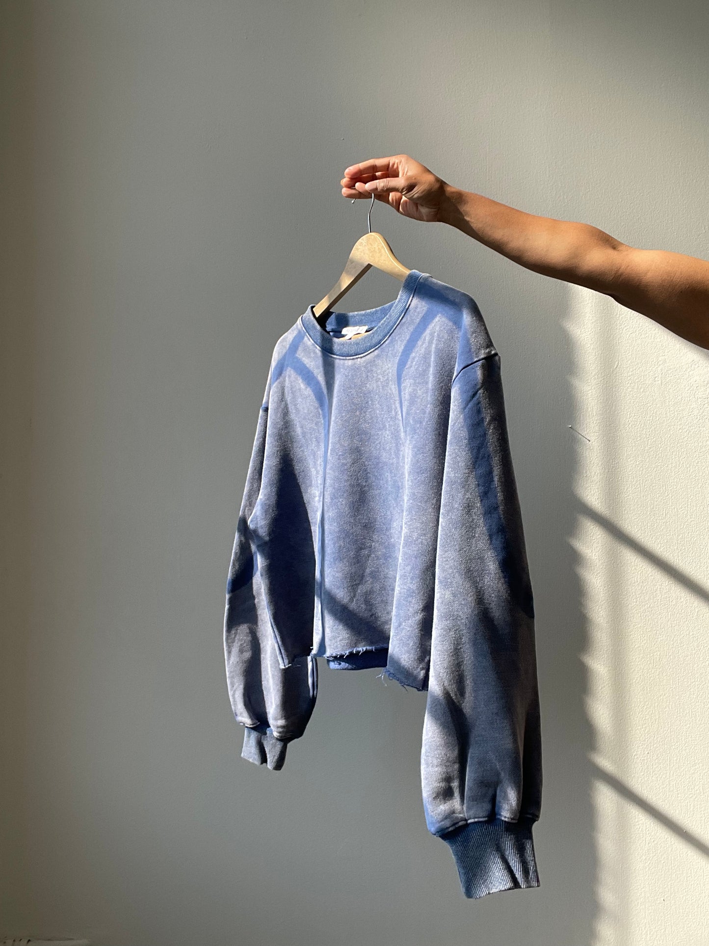 Jacqueline Cotton Artisan Wave Cropped Sweater In Denim