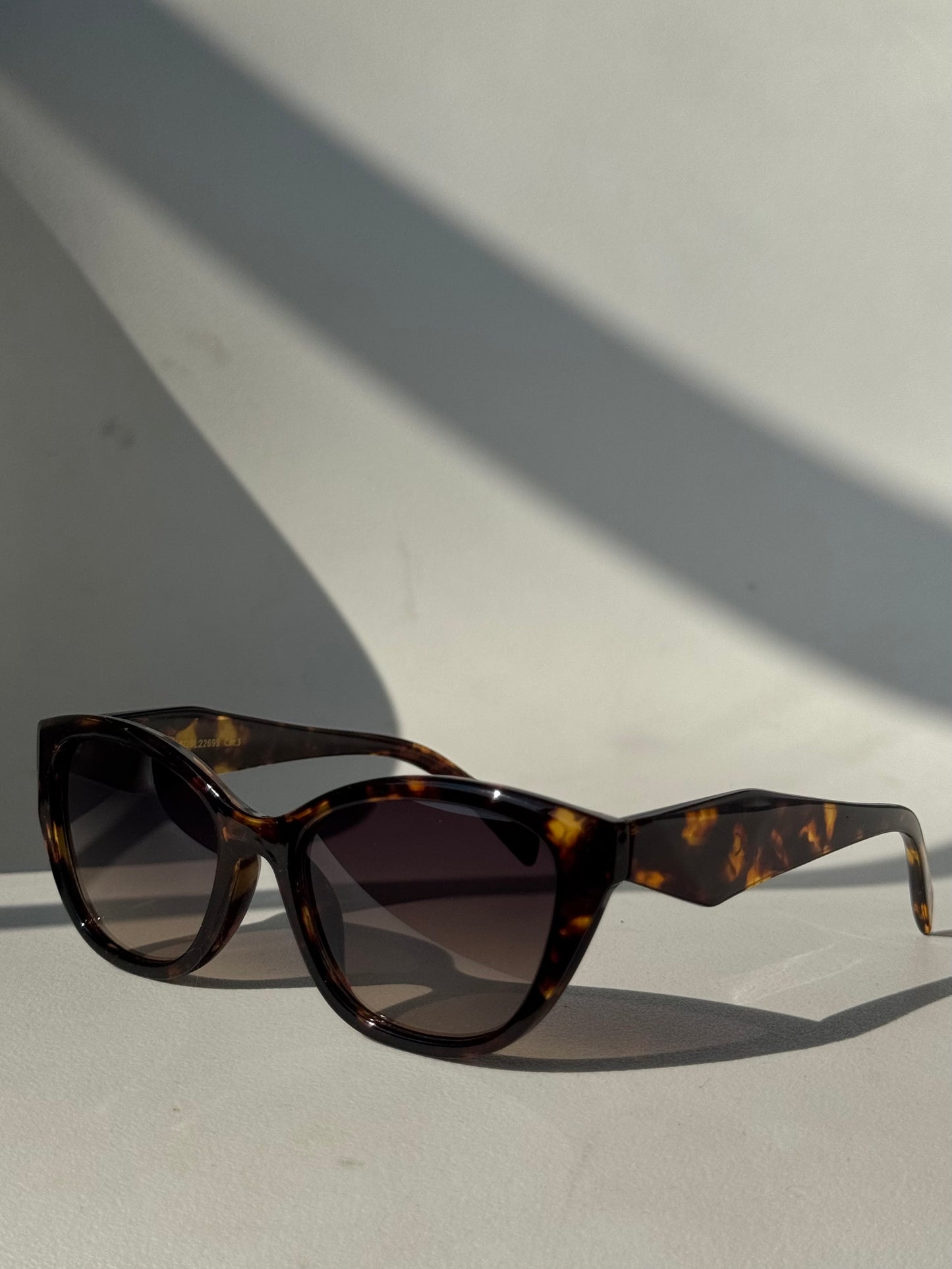 Abby Classics Cat Eye Sunglasses In Tortoise