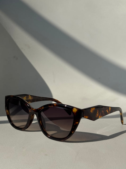 Abby Classics Cat Eye Sunglasses In Tortoise
