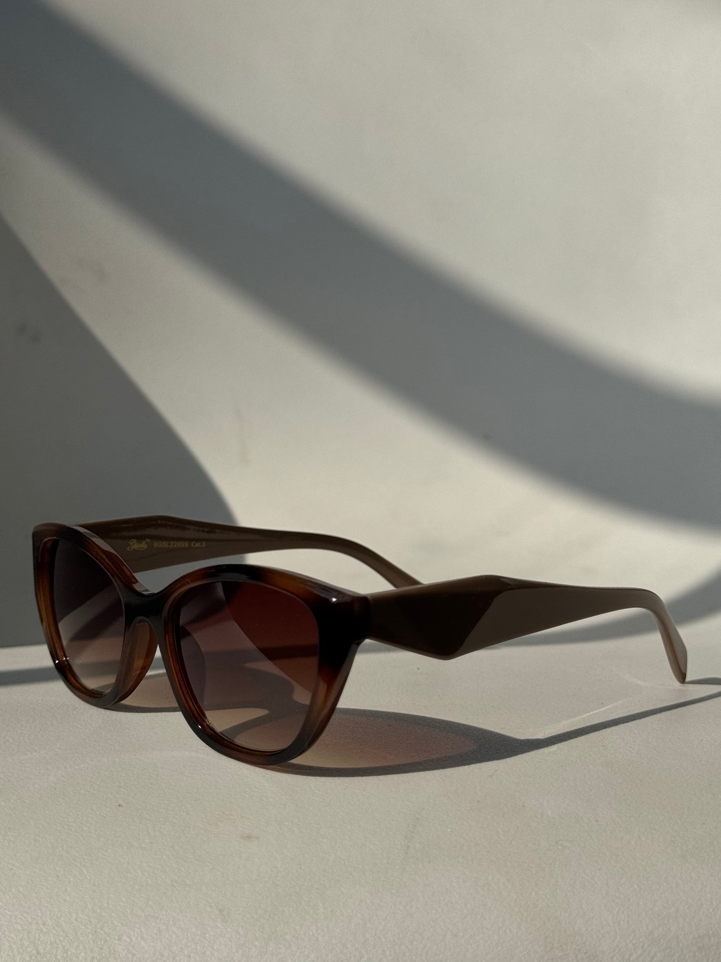 Abby Classic Cat Eye Sunglasses In Two Tone Brown Tortoise