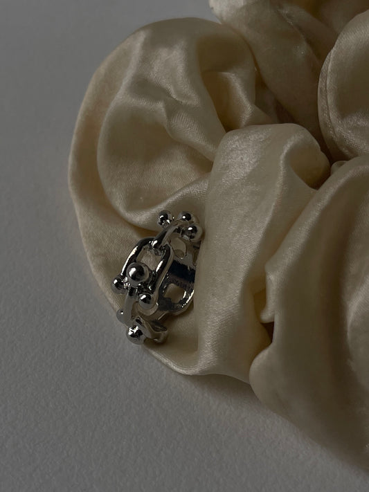 Sorrow Link Ring In Silver