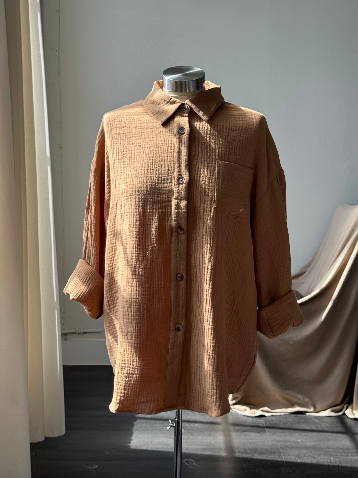 Trish Classic Cotton Boyfriend Button Down In Mocha