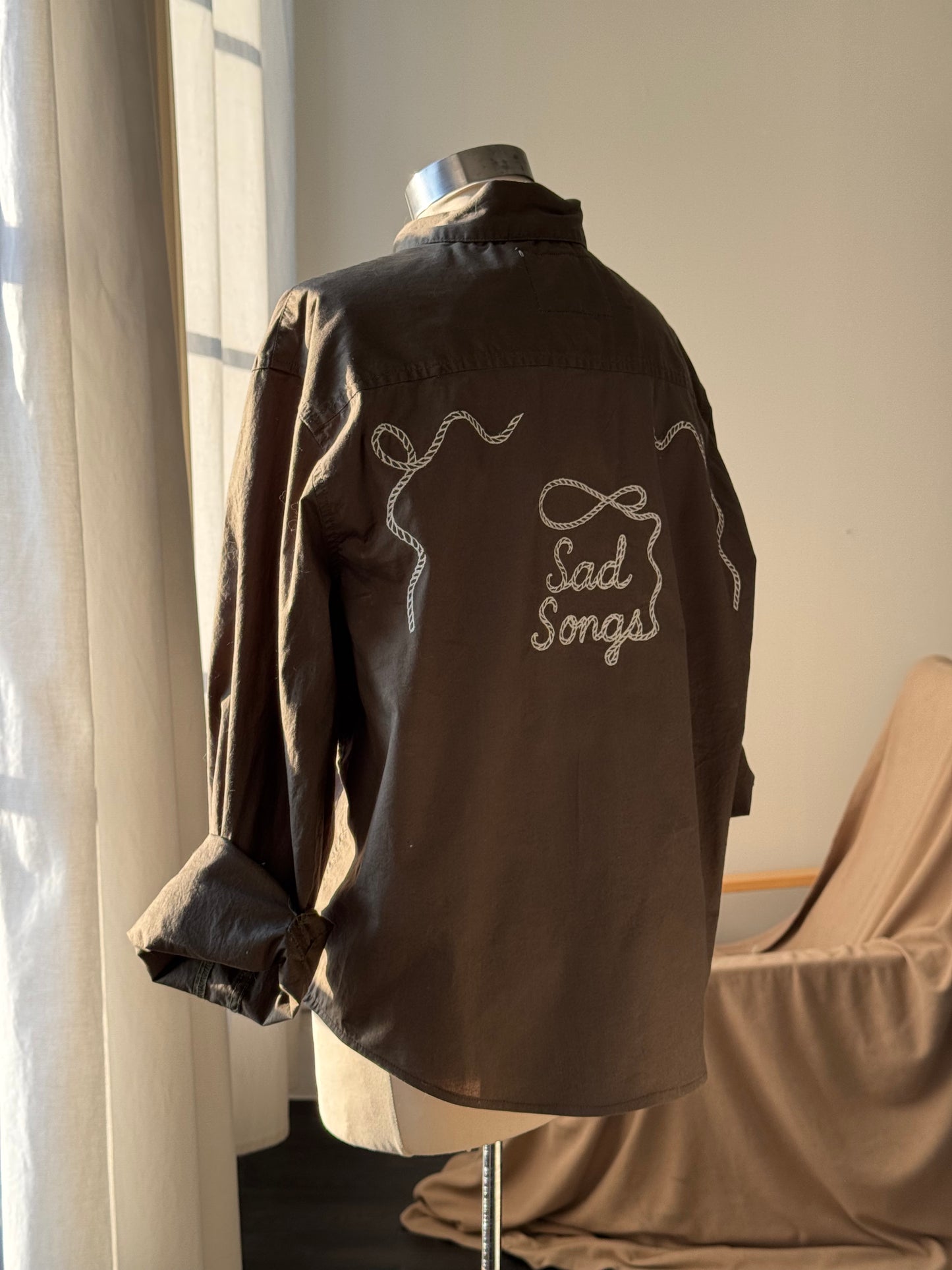 The Lawrence Handcrafted Sad Songs Cropped Button Down Long Sleeve In Army Olive Brown