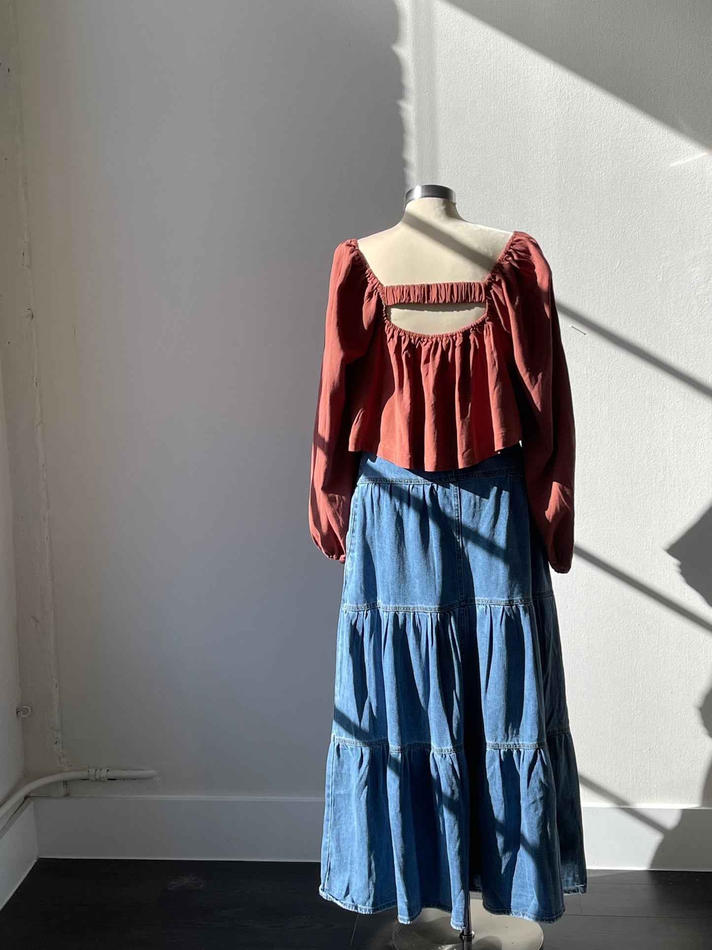 Bonnie Tiered Button Front Hidden Pockets Denim Maxi Skirt In Indigo