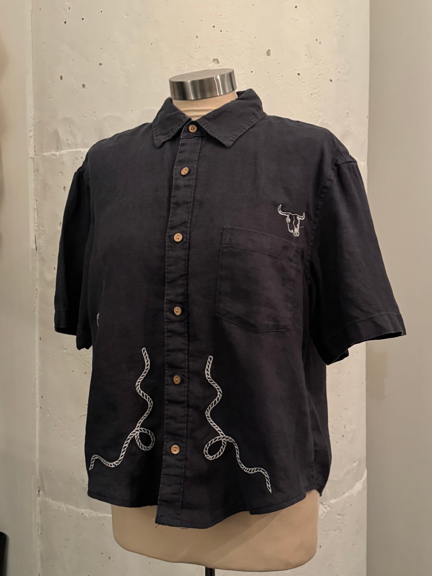 Judy Handcrafted Sad Songs Cropped Linen Button Down Short Sleeve In Vintage Navy