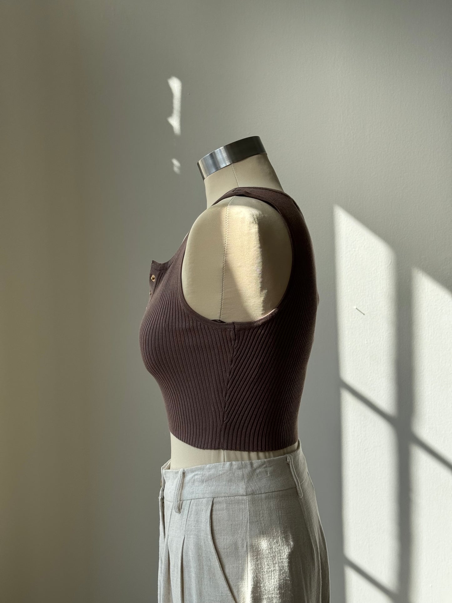 Sadie Button Front Ribbed Cropped Tank Top In Mocha
