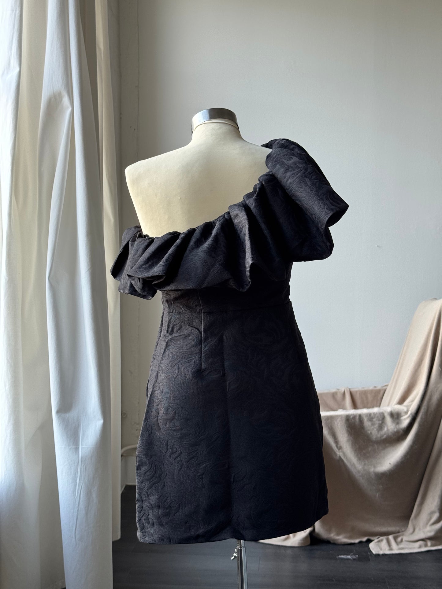 Savanna Cold Shoulder Ruffle Dress In Black
