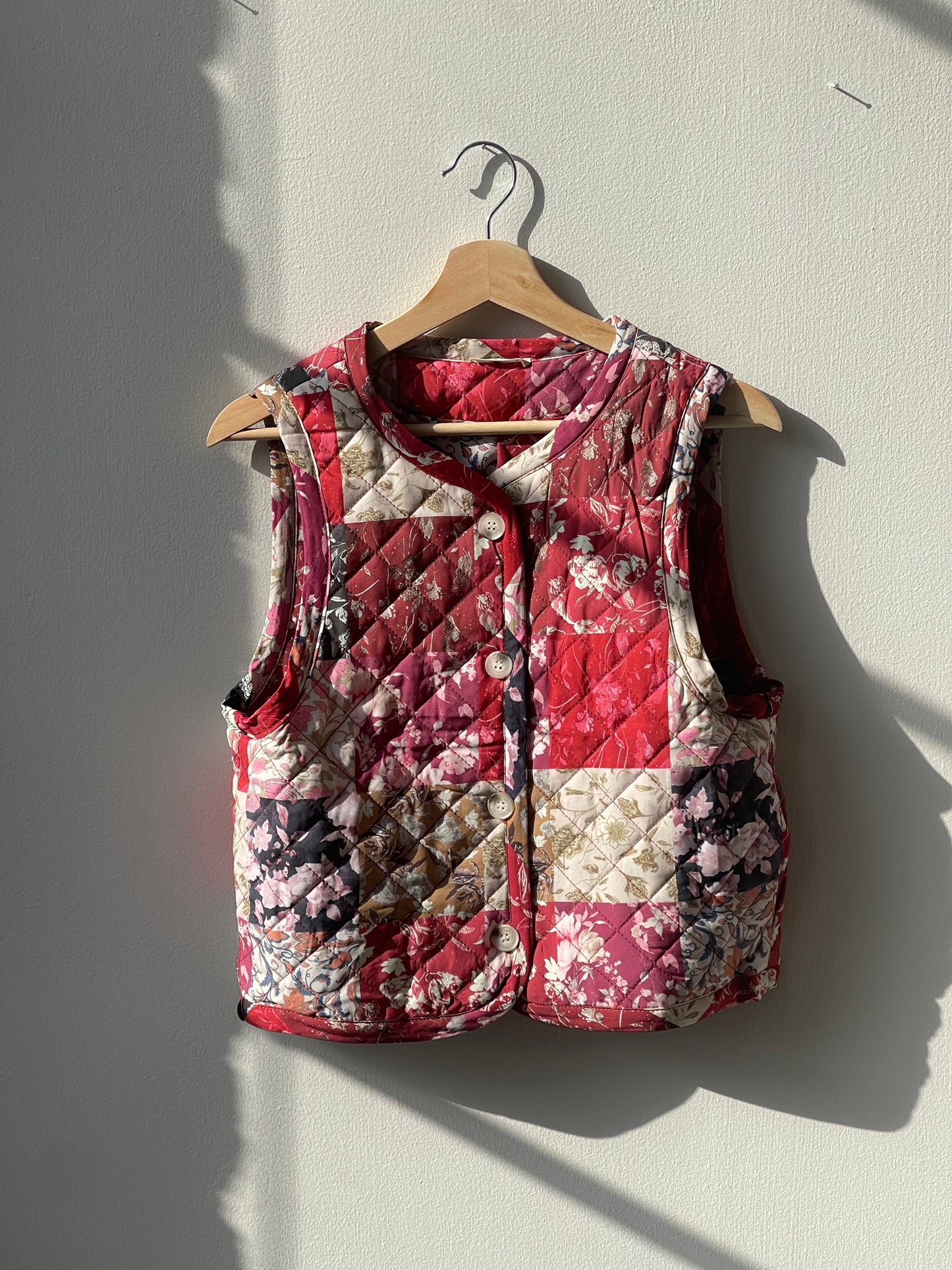 Linda Patchwork Floral Quilt Vest In Red