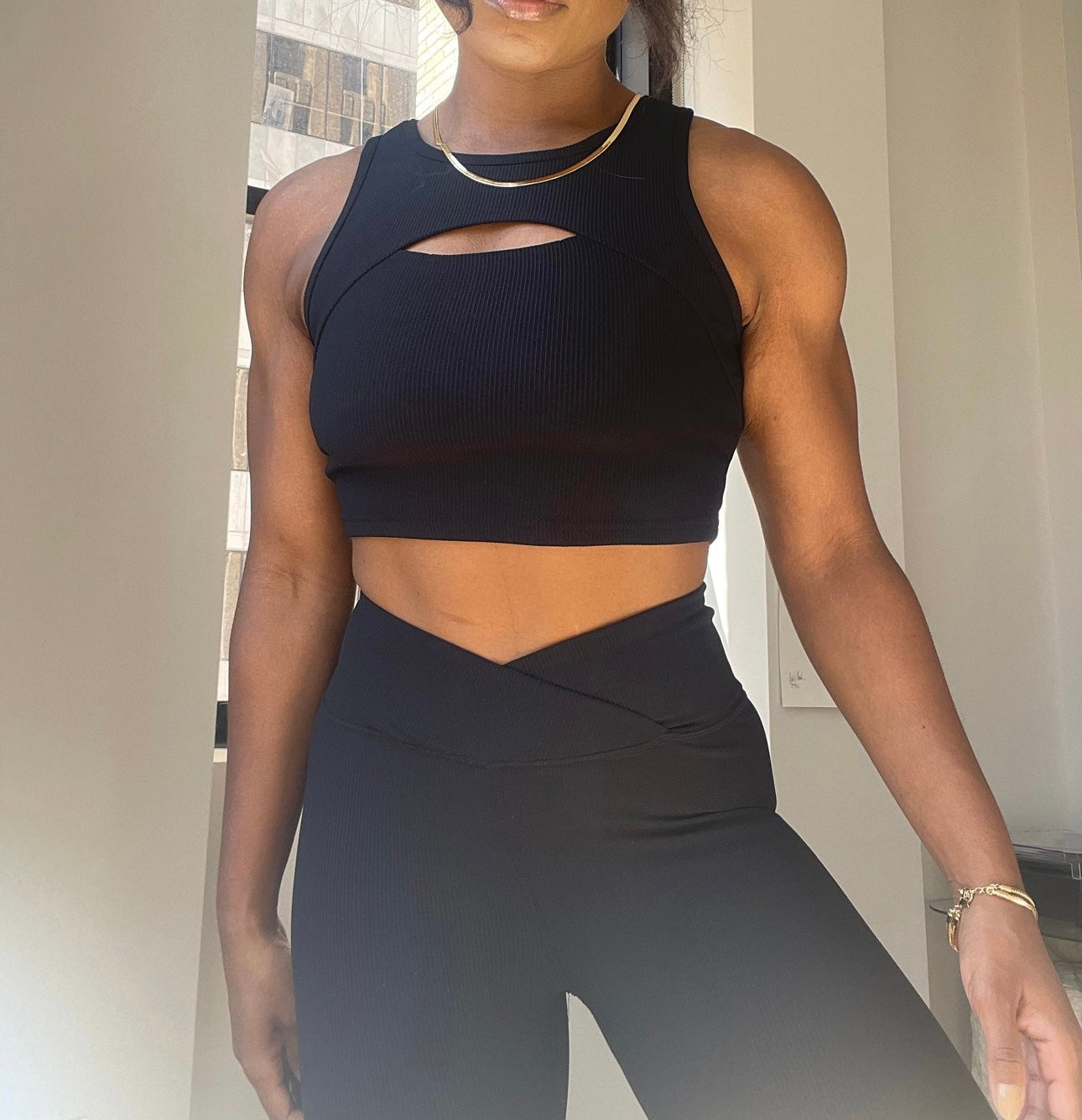 Sarai Ribbed Keyhole Sports Bra In Black